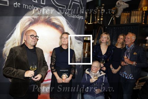 Noordwijk 28 oktober 2021
Boekrpresentatie van Erica Meiland in de winkel van Montana. Aanwezig Martien Meiland Maxime Meiland met claire en Vive. Ook Montana en haar vriend Dirk Hoogstraten zijn er natuurlijk. Erica geeft het boek dat geschreven is door Jan Dijkgraaf aan haar 92 jarige moeder.
