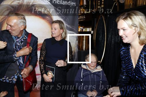 Noordwijk 28 oktober 2021
Boekrpresentatie van Erica Meiland in de winkel van Montana. Aanwezig Martien Meiland Maxime Meiland met claire en Vive. Ook Montana en haar vriend Dirk Hoogstraten zijn er natuurlijk. Erica geeft het boek dat geschreven is door Jan Dijkgraaf aan haar 92 jarige moeder.