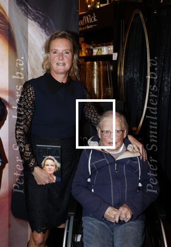 Noordwijk 28 oktober 2021
Boekrpresentatie van Erica Meiland in de winkel van Montana. Aanwezig Martien Meiland Maxime Meiland met claire en Vive. Ook Montana en haar vriend Dirk Hoogstraten zijn er natuurlijk. Erica geeft het boek dat geschreven is door Jan Dijkgraaf aan haar 92 jarige moeder.