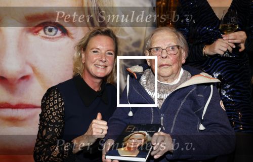 Noordwijk 28 oktober 2021
Boekrpresentatie van Erica Meiland in de winkel van Montana. Aanwezig Martien Meiland Maxime Meiland met claire en Vive. Ook Montana en haar vriend Dirk Hoogstraten zijn er natuurlijk. Erica geeft het boek dat geschreven is door Jan Dijkgraaf aan haar 92 jarige moeder.