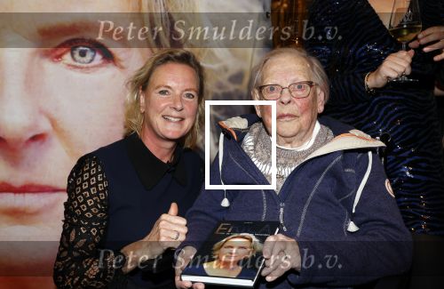 Noordwijk 28 oktober 2021
Boekrpresentatie van Erica Meiland in de winkel van Montana. Aanwezig Martien Meiland Maxime Meiland met claire en Vive. Ook Montana en haar vriend Dirk Hoogstraten zijn er natuurlijk. Erica geeft het boek dat geschreven is door Jan Dijkgraaf aan haar 92 jarige moeder.