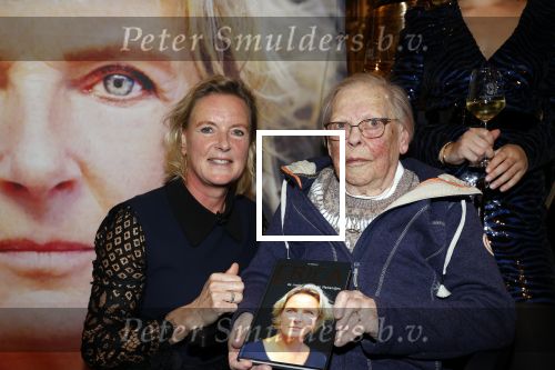 Noordwijk 28 oktober 2021
Boekrpresentatie van Erica Meiland in de winkel van Montana. Aanwezig Martien Meiland Maxime Meiland met claire en Vive. Ook Montana en haar vriend Dirk Hoogstraten zijn er natuurlijk. Erica geeft het boek dat geschreven is door Jan Dijkgraaf aan haar 92 jarige moeder.