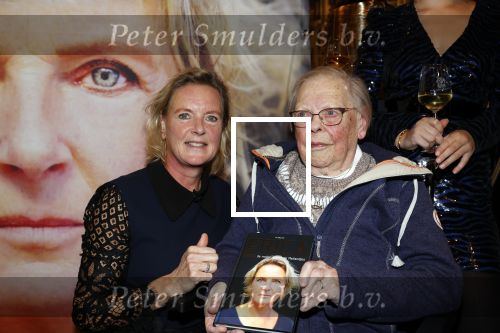 Noordwijk 28 oktober 2021
Boekrpresentatie van Erica Meiland in de winkel van Montana. Aanwezig Martien Meiland Maxime Meiland met claire en Vive. Ook Montana en haar vriend Dirk Hoogstraten zijn er natuurlijk. Erica geeft het boek dat geschreven is door Jan Dijkgraaf aan haar 92 jarige moeder.