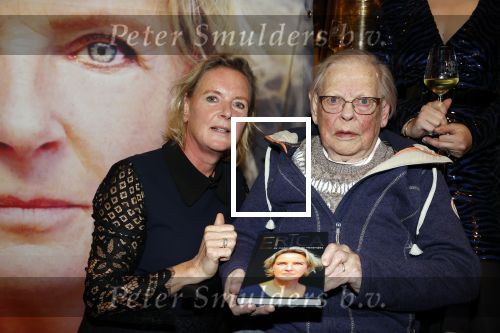 Noordwijk 28 oktober 2021
Boekrpresentatie van Erica Meiland in de winkel van Montana. Aanwezig Martien Meiland Maxime Meiland met claire en Vive. Ook Montana en haar vriend Dirk Hoogstraten zijn er natuurlijk. Erica geeft het boek dat geschreven is door Jan Dijkgraaf aan haar 92 jarige moeder.