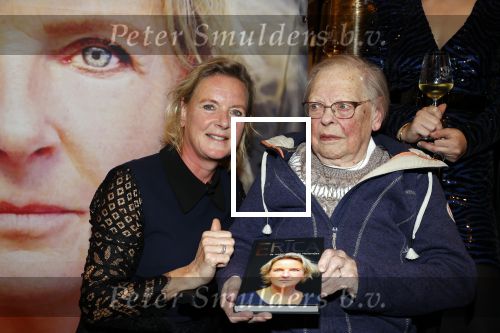 Noordwijk 28 oktober 2021
Boekrpresentatie van Erica Meiland in de winkel van Montana. Aanwezig Martien Meiland Maxime Meiland met claire en Vive. Ook Montana en haar vriend Dirk Hoogstraten zijn er natuurlijk. Erica geeft het boek dat geschreven is door Jan Dijkgraaf aan haar 92 jarige moeder.