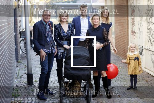 Noordwijk 28 oktober 2021
Boekrpresentatie van Erica Meiland in de winkel van Montana. Aanwezig Martien Meiland Maxime Meiland met claire en Vive. Ook Montana en haar vriend Dirk Hoogstraten zijn er natuurlijk. Erica geeft het boek dat geschreven is door Jan Dijkgraaf aan haar 92 jarige moeder.