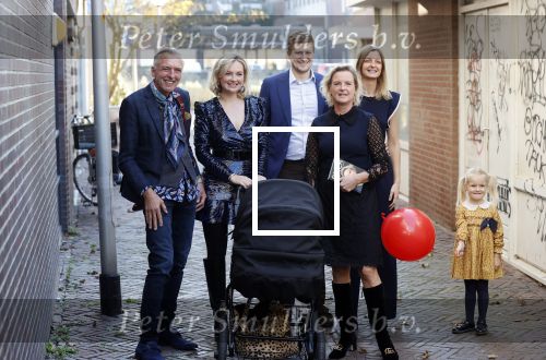 Noordwijk 28 oktober 2021
Boekrpresentatie van Erica Meiland in de winkel van Montana. Aanwezig Martien Meiland Maxime Meiland met claire en Vive. Ook Montana en haar vriend Dirk Hoogstraten zijn er natuurlijk. Erica geeft het boek dat geschreven is door Jan Dijkgraaf aan haar 92 jarige moeder.