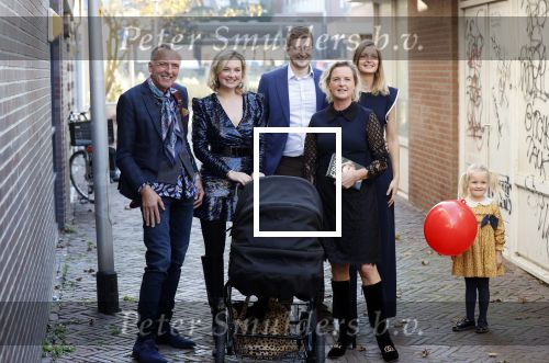 Noordwijk 28 oktober 2021
Boekrpresentatie van Erica Meiland in de winkel van Montana. Aanwezig Martien Meiland Maxime Meiland met claire en Vive. Ook Montana en haar vriend Dirk Hoogstraten zijn er natuurlijk. Erica geeft het boek dat geschreven is door Jan Dijkgraaf aan haar 92 jarige moeder.