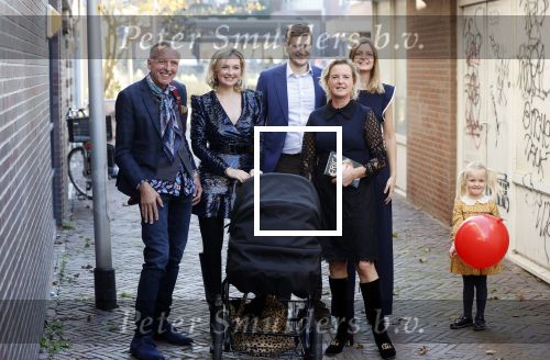Noordwijk 28 oktober 2021
Boekrpresentatie van Erica Meiland in de winkel van Montana. Aanwezig Martien Meiland Maxime Meiland met claire en Vive. Ook Montana en haar vriend Dirk Hoogstraten zijn er natuurlijk. Erica geeft het boek dat geschreven is door Jan Dijkgraaf aan haar 92 jarige moeder.