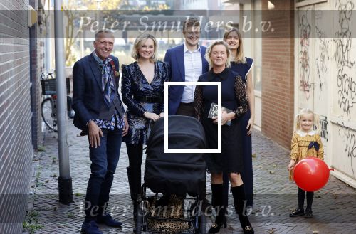 Noordwijk 28 oktober 2021
Boekrpresentatie van Erica Meiland in de winkel van Montana. Aanwezig Martien Meiland Maxime Meiland met claire en Vive. Ook Montana en haar vriend Dirk Hoogstraten zijn er natuurlijk. Erica geeft het boek dat geschreven is door Jan Dijkgraaf aan haar 92 jarige moeder.