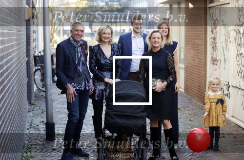 Noordwijk 28 oktober 2021
Boekrpresentatie van Erica Meiland in de winkel van Montana. Aanwezig Martien Meiland Maxime Meiland met claire en Vive. Ook Montana en haar vriend Dirk Hoogstraten zijn er natuurlijk. Erica geeft het boek dat geschreven is door Jan Dijkgraaf aan haar 92 jarige moeder.