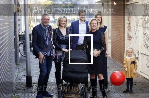 Noordwijk 28 oktober 2021
Boekrpresentatie van Erica Meiland in de winkel van Montana. Aanwezig Martien Meiland Maxime Meiland met claire en Vive. Ook Montana en haar vriend Dirk Hoogstraten zijn er natuurlijk. Erica geeft het boek dat geschreven is door Jan Dijkgraaf aan haar 92 jarige moeder.