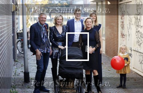 Noordwijk 28 oktober 2021
Boekrpresentatie van Erica Meiland in de winkel van Montana. Aanwezig Martien Meiland Maxime Meiland met claire en Vive. Ook Montana en haar vriend Dirk Hoogstraten zijn er natuurlijk. Erica geeft het boek dat geschreven is door Jan Dijkgraaf aan haar 92 jarige moeder.