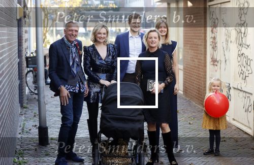 Noordwijk 28 oktober 2021
Boekrpresentatie van Erica Meiland in de winkel van Montana. Aanwezig Martien Meiland Maxime Meiland met claire en Vive. Ook Montana en haar vriend Dirk Hoogstraten zijn er natuurlijk. Erica geeft het boek dat geschreven is door Jan Dijkgraaf aan haar 92 jarige moeder.