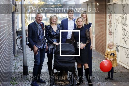 Noordwijk 28 oktober 2021
Boekrpresentatie van Erica Meiland in de winkel van Montana. Aanwezig Martien Meiland Maxime Meiland met claire en Vive. Ook Montana en haar vriend Dirk Hoogstraten zijn er natuurlijk. Erica geeft het boek dat geschreven is door Jan Dijkgraaf aan haar 92 jarige moeder.