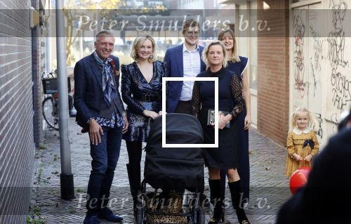 Noordwijk 28 oktober 2021
Boekrpresentatie van Erica Meiland in de winkel van Montana. Aanwezig Martien Meiland Maxime Meiland met claire en Vive. Ook Montana en haar vriend Dirk Hoogstraten zijn er natuurlijk. Erica geeft het boek dat geschreven is door Jan Dijkgraaf aan haar 92 jarige moeder.
