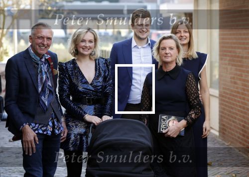 Noordwijk 28 oktober 2021
Boekrpresentatie van Erica Meiland in de winkel van Montana. Aanwezig Martien Meiland Maxime Meiland met claire en Vive. Ook Montana en haar vriend Dirk Hoogstraten zijn er natuurlijk. Erica geeft het boek dat geschreven is door Jan Dijkgraaf aan haar 92 jarige moeder.