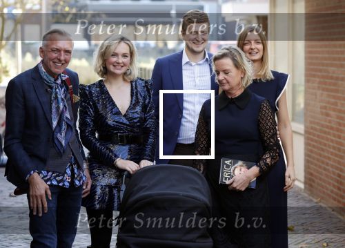 Noordwijk 28 oktober 2021
Boekrpresentatie van Erica Meiland in de winkel van Montana. Aanwezig Martien Meiland Maxime Meiland met claire en Vive. Ook Montana en haar vriend Dirk Hoogstraten zijn er natuurlijk. Erica geeft het boek dat geschreven is door Jan Dijkgraaf aan haar 92 jarige moeder.