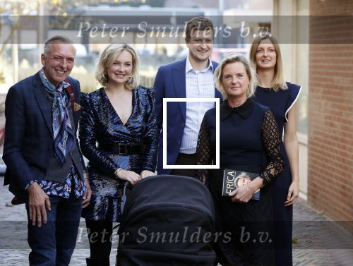 Noordwijk 28 oktober 2021
Boekrpresentatie van Erica Meiland in de winkel van Montana. Aanwezig Martien Meiland Maxime Meiland met claire en Vive. Ook Montana en haar vriend Dirk Hoogstraten zijn er natuurlijk. Erica geeft het boek dat geschreven is door Jan Dijkgraaf aan haar 92 jarige moeder.