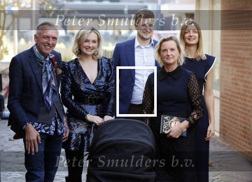 Noordwijk 28 oktober 2021
Boekrpresentatie van Erica Meiland in de winkel van Montana. Aanwezig Martien Meiland Maxime Meiland met claire en Vive. Ook Montana en haar vriend Dirk Hoogstraten zijn er natuurlijk. Erica geeft het boek dat geschreven is door Jan Dijkgraaf aan haar 92 jarige moeder.