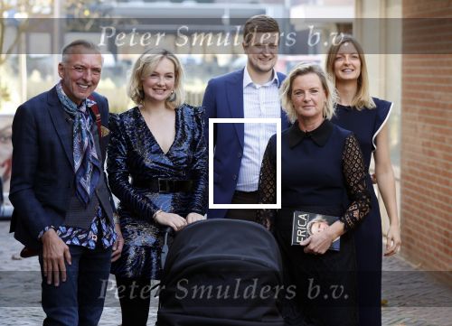Noordwijk 28 oktober 2021
Boekrpresentatie van Erica Meiland in de winkel van Montana. Aanwezig Martien Meiland Maxime Meiland met claire en Vive. Ook Montana en haar vriend Dirk Hoogstraten zijn er natuurlijk. Erica geeft het boek dat geschreven is door Jan Dijkgraaf aan haar 92 jarige moeder.