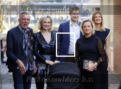 Noordwijk 28 oktober 2021
Boekrpresentatie van Erica Meiland in de winkel van Montana. Aanwezig Martien Meiland Maxime Meiland met claire en Vive. Ook Montana en haar vriend Dirk Hoogstraten zijn er natuurlijk. Erica geeft het boek dat geschreven is door Jan Dijkgraaf aan haar 92 jarige moeder.