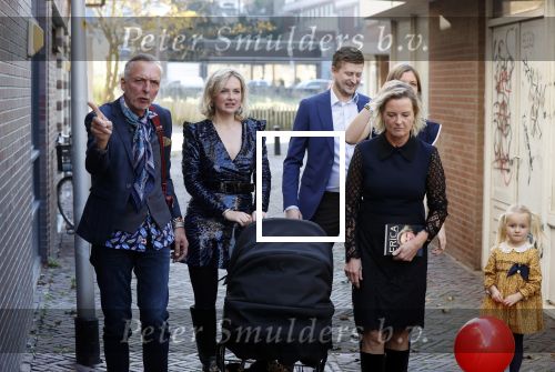 Noordwijk 28 oktober 2021
Boekrpresentatie van Erica Meiland in de winkel van Montana. Aanwezig Martien Meiland Maxime Meiland met claire en Vive. Ook Montana en haar vriend Dirk Hoogstraten zijn er natuurlijk. Erica geeft het boek dat geschreven is door Jan Dijkgraaf aan haar 92 jarige moeder.