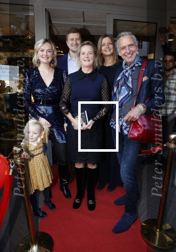 Noordwijk 28 oktober 2021
Boekrpresentatie van Erica Meiland in de winkel van Montana. Aanwezig Martien Meiland Maxime Meiland met claire en Vive. Ook Montana en haar vriend Dirk Hoogstraten zijn er natuurlijk. Erica geeft het boek dat geschreven is door Jan Dijkgraaf aan haar 92 jarige moeder.