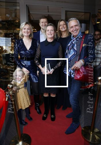 Noordwijk 28 oktober 2021
Boekrpresentatie van Erica Meiland in de winkel van Montana. Aanwezig Martien Meiland Maxime Meiland met claire en Vive. Ook Montana en haar vriend Dirk Hoogstraten zijn er natuurlijk. Erica geeft het boek dat geschreven is door Jan Dijkgraaf aan haar 92 jarige moeder.