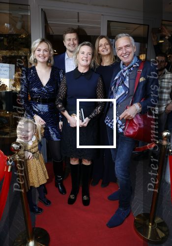 Noordwijk 28 oktober 2021
Boekrpresentatie van Erica Meiland in de winkel van Montana. Aanwezig Martien Meiland Maxime Meiland met claire en Vive. Ook Montana en haar vriend Dirk Hoogstraten zijn er natuurlijk. Erica geeft het boek dat geschreven is door Jan Dijkgraaf aan haar 92 jarige moeder.