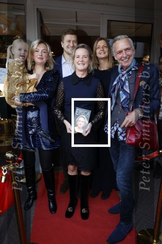 Noordwijk 28 oktober 2021
Boekrpresentatie van Erica Meiland in de winkel van Montana. Aanwezig Martien Meiland Maxime Meiland met claire en Vive. Ook Montana en haar vriend Dirk Hoogstraten zijn er natuurlijk. Erica geeft het boek dat geschreven is door Jan Dijkgraaf aan haar 92 jarige moeder.