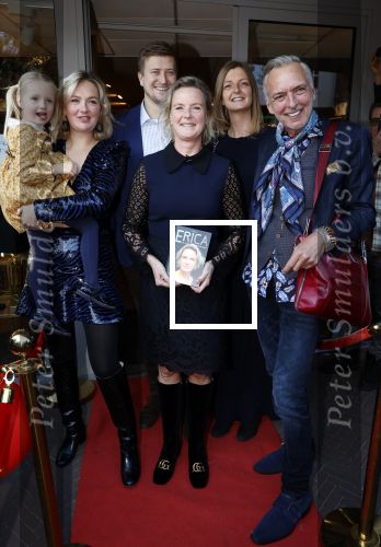 Noordwijk 28 oktober 2021
Boekrpresentatie van Erica Meiland in de winkel van Montana. Aanwezig Martien Meiland Maxime Meiland met claire en Vive. Ook Montana en haar vriend Dirk Hoogstraten zijn er natuurlijk. Erica geeft het boek dat geschreven is door Jan Dijkgraaf aan haar 92 jarige moeder.