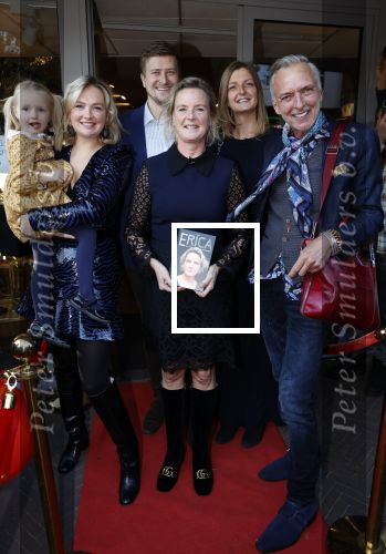 Noordwijk 28 oktober 2021
Boekrpresentatie van Erica Meiland in de winkel van Montana. Aanwezig Martien Meiland Maxime Meiland met claire en Vive. Ook Montana en haar vriend Dirk Hoogstraten zijn er natuurlijk. Erica geeft het boek dat geschreven is door Jan Dijkgraaf aan haar 92 jarige moeder.