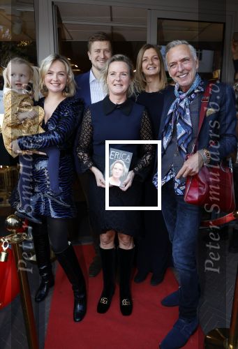 Noordwijk 28 oktober 2021
Boekrpresentatie van Erica Meiland in de winkel van Montana. Aanwezig Martien Meiland Maxime Meiland met claire en Vive. Ook Montana en haar vriend Dirk Hoogstraten zijn er natuurlijk. Erica geeft het boek dat geschreven is door Jan Dijkgraaf aan haar 92 jarige moeder.