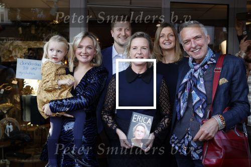 Noordwijk 28 oktober 2021
Boekrpresentatie van Erica Meiland in de winkel van Montana. Aanwezig Martien Meiland Maxime Meiland met claire en Vive. Ook Montana en haar vriend Dirk Hoogstraten zijn er natuurlijk. Erica geeft het boek dat geschreven is door Jan Dijkgraaf aan haar 92 jarige moeder.