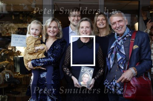 Noordwijk 28 oktober 2021
Boekrpresentatie van Erica Meiland in de winkel van Montana. Aanwezig Martien Meiland Maxime Meiland met claire en Vive. Ook Montana en haar vriend Dirk Hoogstraten zijn er natuurlijk. Erica geeft het boek dat geschreven is door Jan Dijkgraaf aan haar 92 jarige moeder.
