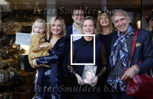 Noordwijk 28 oktober 2021
Boekrpresentatie van Erica Meiland in de winkel van Montana. Aanwezig Martien Meiland Maxime Meiland met claire en Vive. Ook Montana en haar vriend Dirk Hoogstraten zijn er natuurlijk. Erica geeft het boek dat geschreven is door Jan Dijkgraaf aan haar 92 jarige moeder.
