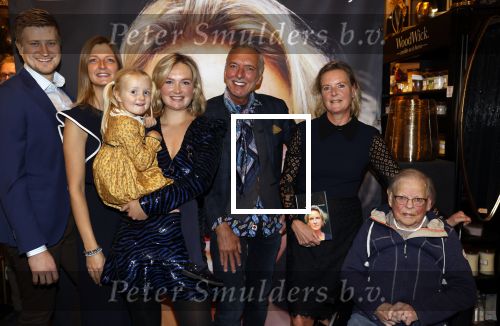 Noordwijk 28 oktober 2021
Boekrpresentatie van Erica Meiland in de winkel van Montana. Aanwezig Martien Meiland Maxime Meiland met claire en Vive. Ook Montana en haar vriend Dirk Hoogstraten zijn er natuurlijk. Erica geeft het boek dat geschreven is door Jan Dijkgraaf aan haar 92 jarige moeder.
