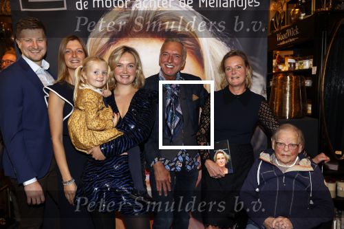 Noordwijk 28 oktober 2021
Boekrpresentatie van Erica Meiland in de winkel van Montana. Aanwezig Martien Meiland Maxime Meiland met claire en Vive. Ook Montana en haar vriend Dirk Hoogstraten zijn er natuurlijk. Erica geeft het boek dat geschreven is door Jan Dijkgraaf aan haar 92 jarige moeder.