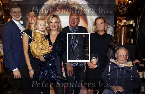Noordwijk 28 oktober 2021
Boekrpresentatie van Erica Meiland in de winkel van Montana. Aanwezig Martien Meiland Maxime Meiland met claire en Vive. Ook Montana en haar vriend Dirk Hoogstraten zijn er natuurlijk. Erica geeft het boek dat geschreven is door Jan Dijkgraaf aan haar 92 jarige moeder.