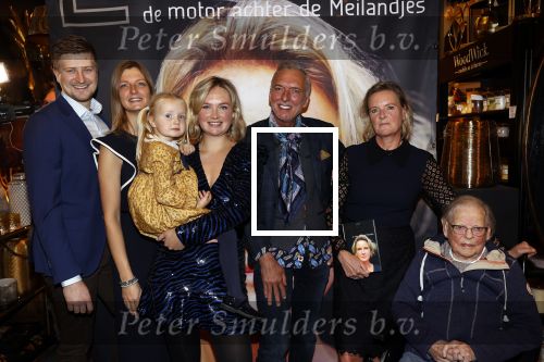 Noordwijk 28 oktober 2021
Boekrpresentatie van Erica Meiland in de winkel van Montana. Aanwezig Martien Meiland Maxime Meiland met claire en Vive. Ook Montana en haar vriend Dirk Hoogstraten zijn er natuurlijk. Erica geeft het boek dat geschreven is door Jan Dijkgraaf aan haar 92 jarige moeder.