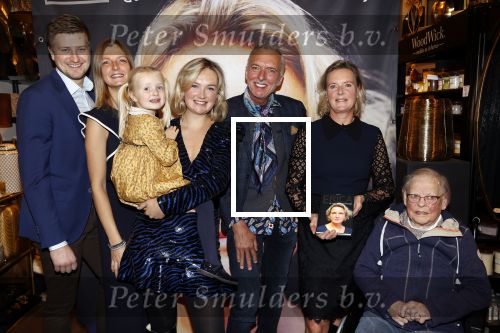 Noordwijk 28 oktober 2021
Boekrpresentatie van Erica Meiland in de winkel van Montana. Aanwezig Martien Meiland Maxime Meiland met claire en Vive. Ook Montana en haar vriend Dirk Hoogstraten zijn er natuurlijk. Erica geeft het boek dat geschreven is door Jan Dijkgraaf aan haar 92 jarige moeder.