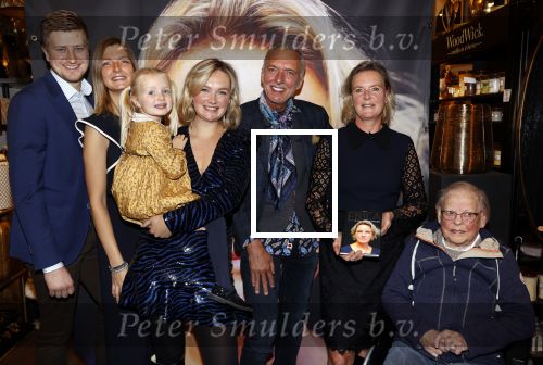 Noordwijk 28 oktober 2021
Boekrpresentatie van Erica Meiland in de winkel van Montana. Aanwezig Martien Meiland Maxime Meiland met claire en Vive. Ook Montana en haar vriend Dirk Hoogstraten zijn er natuurlijk. Erica geeft het boek dat geschreven is door Jan Dijkgraaf aan haar 92 jarige moeder.