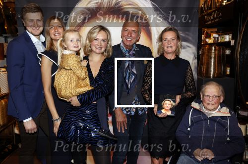 Noordwijk 28 oktober 2021
Boekrpresentatie van Erica Meiland in de winkel van Montana. Aanwezig Martien Meiland Maxime Meiland met claire en Vive. Ook Montana en haar vriend Dirk Hoogstraten zijn er natuurlijk. Erica geeft het boek dat geschreven is door Jan Dijkgraaf aan haar 92 jarige moeder.