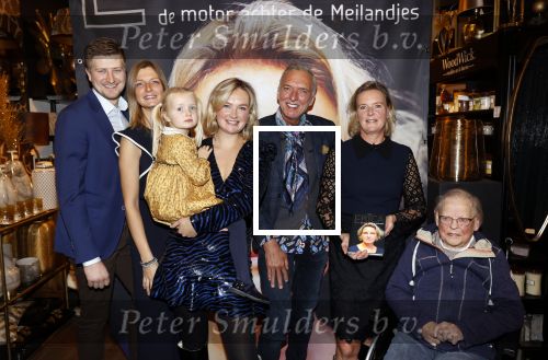 Noordwijk 28 oktober 2021
Boekrpresentatie van Erica Meiland in de winkel van Montana. Aanwezig Martien Meiland Maxime Meiland met claire en Vive. Ook Montana en haar vriend Dirk Hoogstraten zijn er natuurlijk. Erica geeft het boek dat geschreven is door Jan Dijkgraaf aan haar 92 jarige moeder.