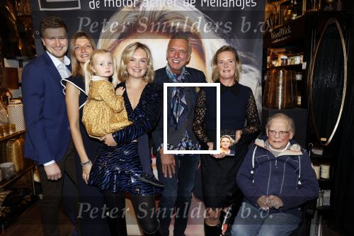 Noordwijk 28 oktober 2021
Boekrpresentatie van Erica Meiland in de winkel van Montana. Aanwezig Martien Meiland Maxime Meiland met claire en Vive. Ook Montana en haar vriend Dirk Hoogstraten zijn er natuurlijk. Erica geeft het boek dat geschreven is door Jan Dijkgraaf aan haar 92 jarige moeder.