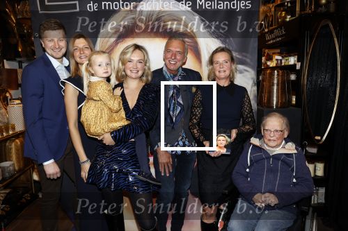 Noordwijk 28 oktober 2021
Boekrpresentatie van Erica Meiland in de winkel van Montana. Aanwezig Martien Meiland Maxime Meiland met claire en Vive. Ook Montana en haar vriend Dirk Hoogstraten zijn er natuurlijk. Erica geeft het boek dat geschreven is door Jan Dijkgraaf aan haar 92 jarige moeder.
