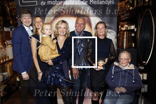 Noordwijk 28 oktober 2021
Boekrpresentatie van Erica Meiland in de winkel van Montana. Aanwezig Martien Meiland Maxime Meiland met claire en Vive. Ook Montana en haar vriend Dirk Hoogstraten zijn er natuurlijk. Erica geeft het boek dat geschreven is door Jan Dijkgraaf aan haar 92 jarige moeder.