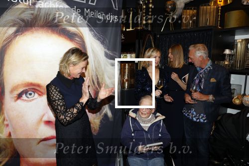Noordwijk 28 oktober 2021
Boekrpresentatie van Erica Meiland in de winkel van Montana. Aanwezig Martien Meiland Maxime Meiland met claire en Vive. Ook Montana en haar vriend Dirk Hoogstraten zijn er natuurlijk. Erica geeft het boek dat geschreven is door Jan Dijkgraaf aan haar 92 jarige moeder.