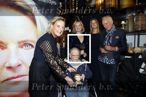Noordwijk 28 oktober 2021
Boekrpresentatie van Erica Meiland in de winkel van Montana. Aanwezig Martien Meiland Maxime Meiland met claire en Vive. Ook Montana en haar vriend Dirk Hoogstraten zijn er natuurlijk. Erica geeft het boek dat geschreven is door Jan Dijkgraaf aan haar 92 jarige moeder.